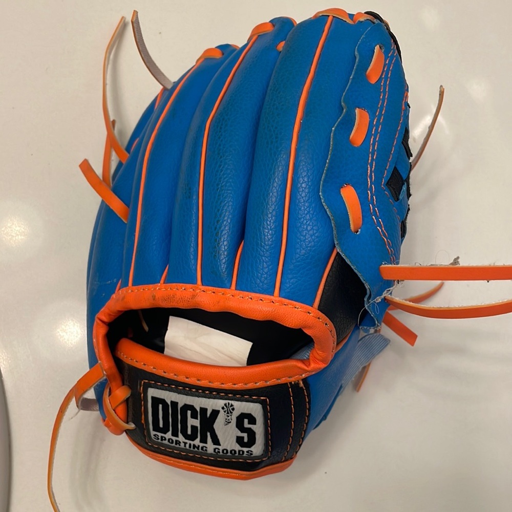 Little boys baseball glove ⚾️ - Picture 1 of 2